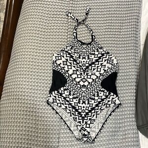 One-Piece Swimsuit
Size Large
Good used condition